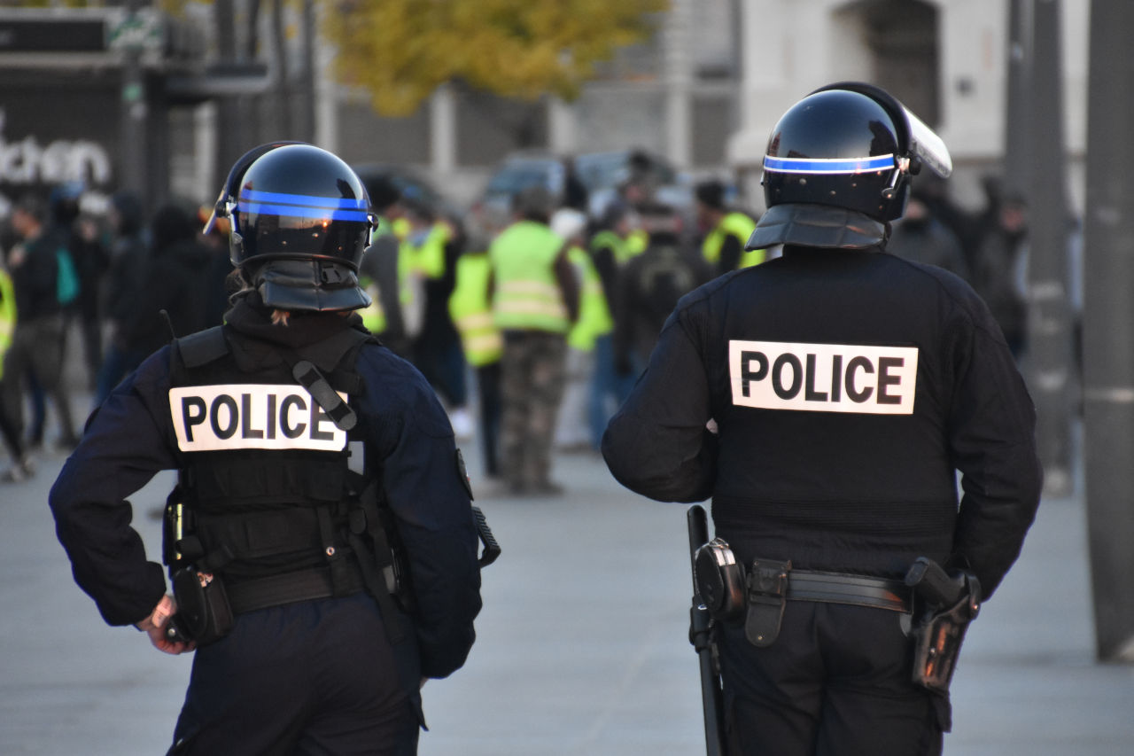 The book Flic or how some police officers feel invested with a divine  mission - Université de Montpellier